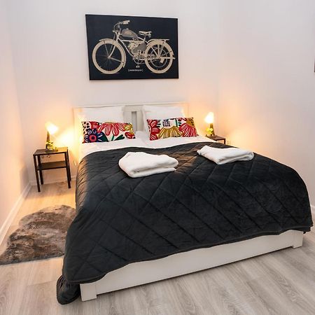 Perfect Location,Newly Decorated Modern, Large Place 60 M2, Really Quiet So You Can Have A Good Night Sleep, Ac, Netflix, Smart Tv, High-Speed Internet, World Famous New York Cafe Only 10 Minutes Walk 布达佩斯 外观 照片