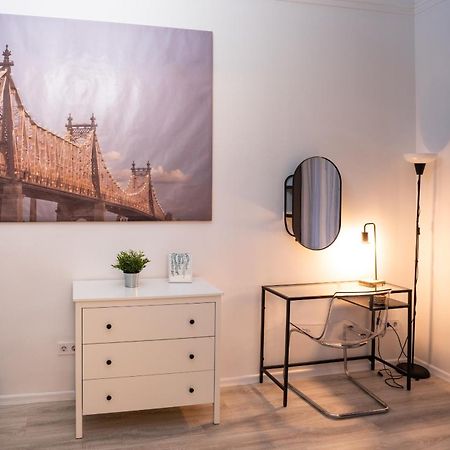 Perfect Location,Newly Decorated Modern, Large Place 60 M2, Really Quiet So You Can Have A Good Night Sleep, Ac, Netflix, Smart Tv, High-Speed Internet, World Famous New York Cafe Only 10 Minutes Walk 布达佩斯 外观 照片