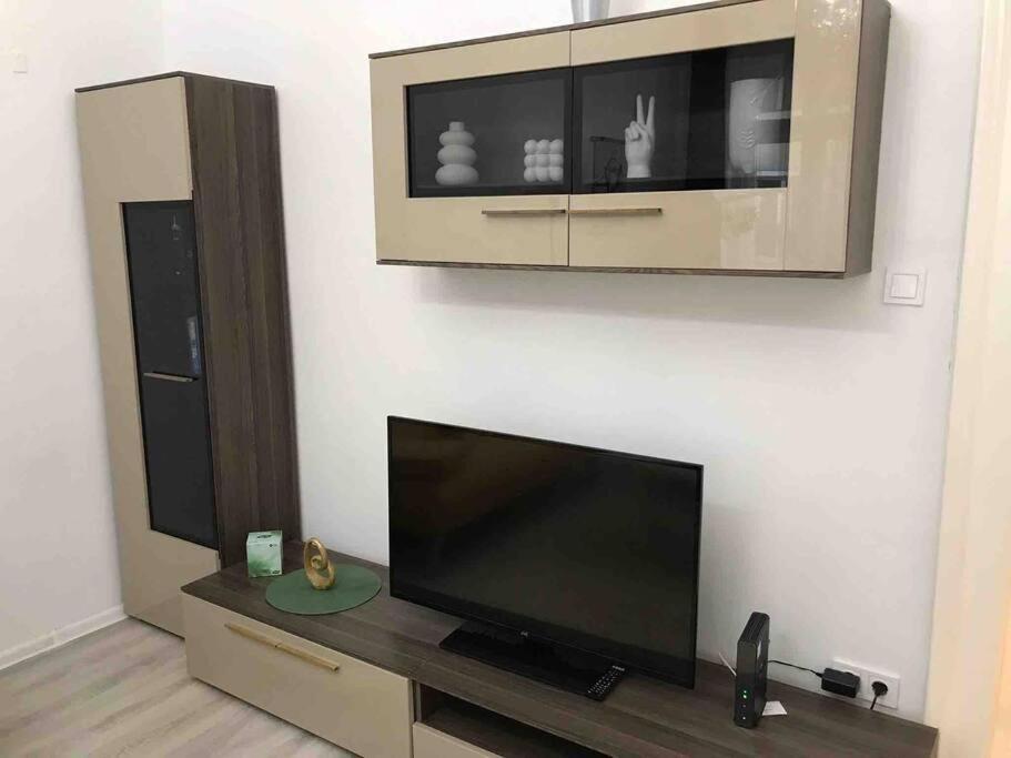 Perfect Location,Newly Decorated Modern, Large Place 60 M2, Really Quiet So You Can Have A Good Night Sleep, Ac, Netflix, Smart Tv, High-Speed Internet, World Famous New York Cafe Only 10 Minutes Walk 布达佩斯 外观 照片