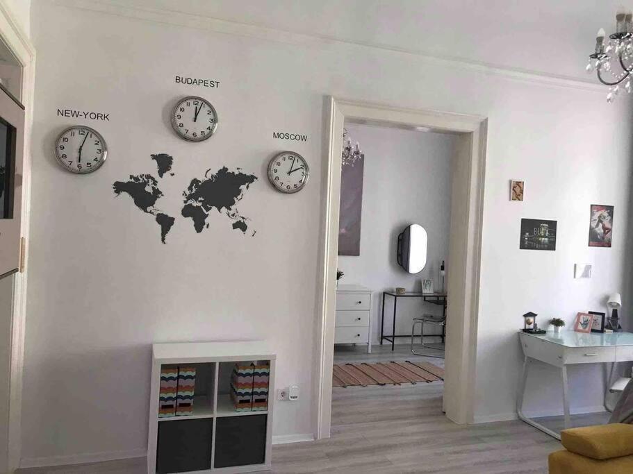 Perfect Location,Newly Decorated Modern, Large Place 60 M2, Really Quiet So You Can Have A Good Night Sleep, Ac, Netflix, Smart Tv, High-Speed Internet, World Famous New York Cafe Only 10 Minutes Walk 布达佩斯 外观 照片