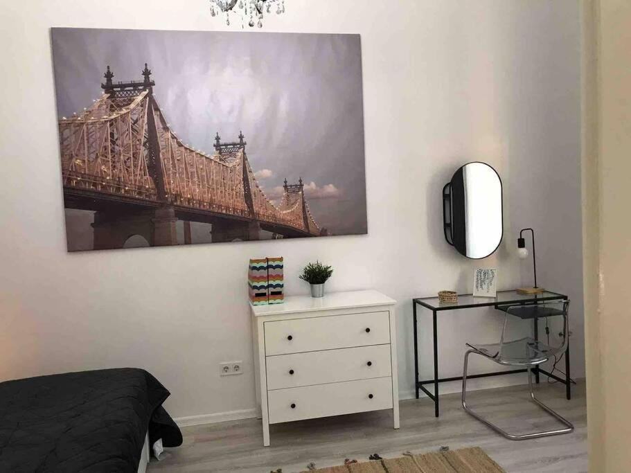 Perfect Location,Newly Decorated Modern, Large Place 60 M2, Really Quiet So You Can Have A Good Night Sleep, Ac, Netflix, Smart Tv, High-Speed Internet, World Famous New York Cafe Only 10 Minutes Walk 布达佩斯 外观 照片