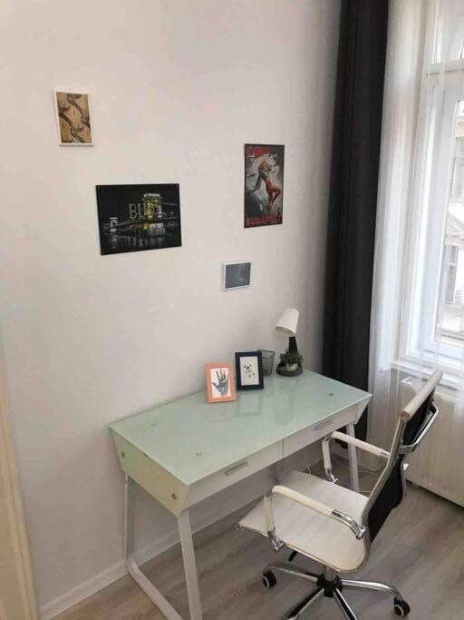 Perfect Location,Newly Decorated Modern, Large Place 60 M2, Really Quiet So You Can Have A Good Night Sleep, Ac, Netflix, Smart Tv, High-Speed Internet, World Famous New York Cafe Only 10 Minutes Walk 布达佩斯 外观 照片