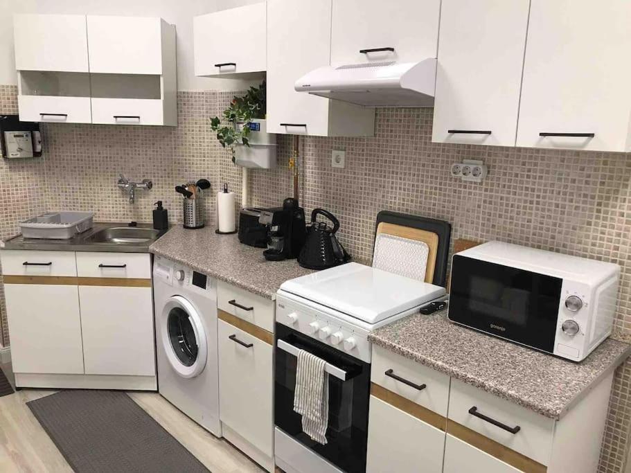 Perfect Location,Newly Decorated Modern, Large Place 60 M2, Really Quiet So You Can Have A Good Night Sleep, Ac, Netflix, Smart Tv, High-Speed Internet, World Famous New York Cafe Only 10 Minutes Walk 布达佩斯 外观 照片