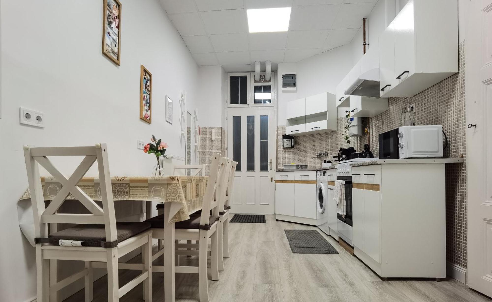 Perfect Location,Newly Decorated Modern, Large Place 60 M2, Really Quiet So You Can Have A Good Night Sleep, Ac, Netflix, Smart Tv, High-Speed Internet, World Famous New York Cafe Only 10 Minutes Walk 布达佩斯 外观 照片