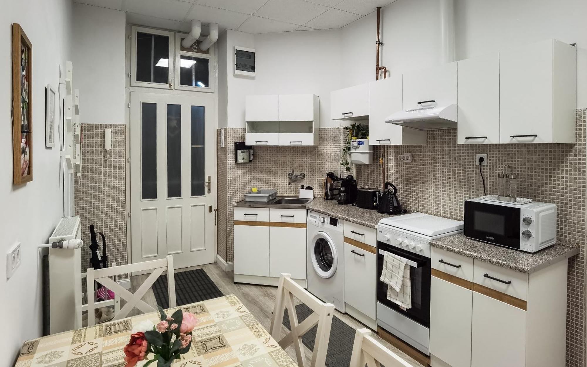 Perfect Location,Newly Decorated Modern, Large Place 60 M2, Really Quiet So You Can Have A Good Night Sleep, Ac, Netflix, Smart Tv, High-Speed Internet, World Famous New York Cafe Only 10 Minutes Walk 布达佩斯 外观 照片