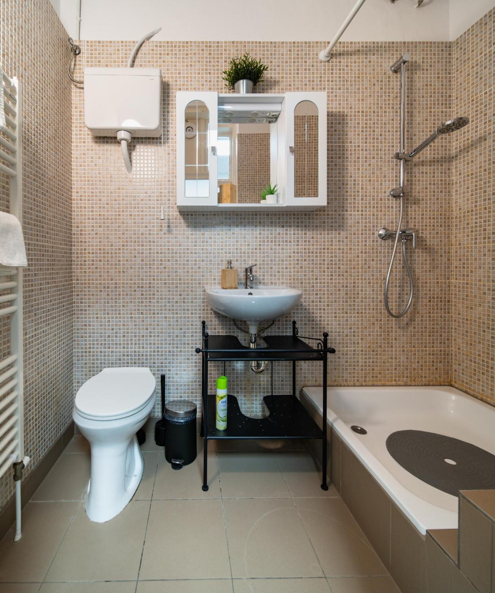 Perfect Location,Newly Decorated Modern, Large Place 60 M2, Really Quiet So You Can Have A Good Night Sleep, Ac, Netflix, Smart Tv, High-Speed Internet, World Famous New York Cafe Only 10 Minutes Walk 布达佩斯 外观 照片