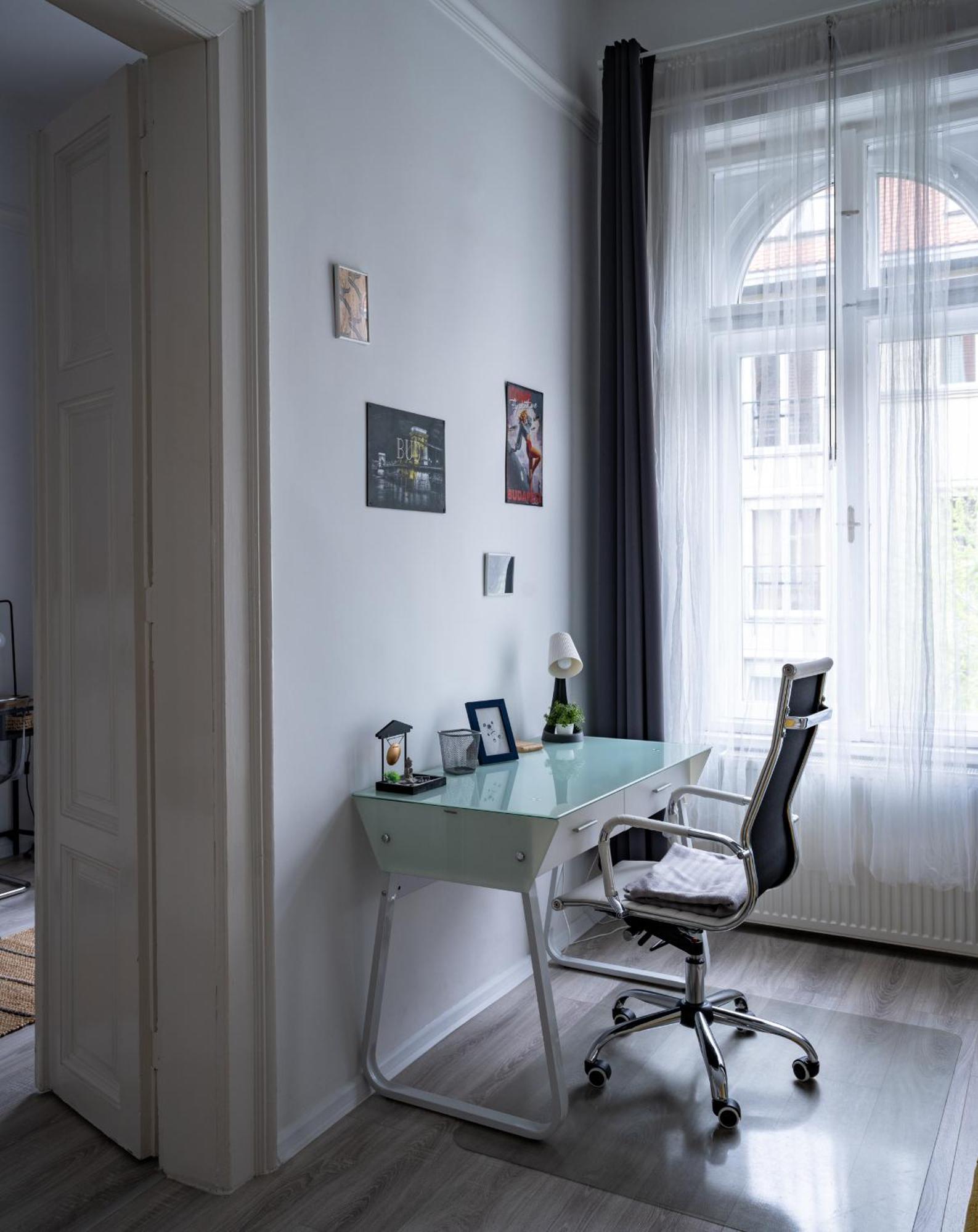 Perfect Location,Newly Decorated Modern, Large Place 60 M2, Really Quiet So You Can Have A Good Night Sleep, Ac, Netflix, Smart Tv, High-Speed Internet, World Famous New York Cafe Only 10 Minutes Walk 布达佩斯 外观 照片