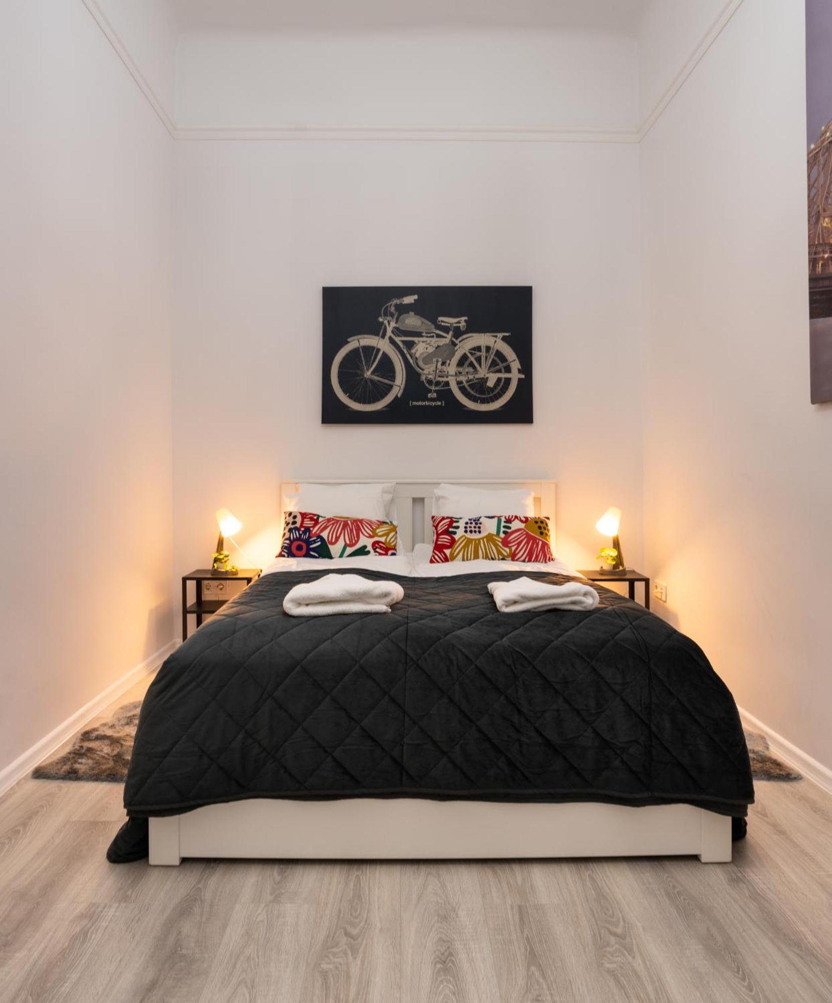 Perfect Location,Newly Decorated Modern, Large Place 60 M2, Really Quiet So You Can Have A Good Night Sleep, Ac, Netflix, Smart Tv, High-Speed Internet, World Famous New York Cafe Only 10 Minutes Walk 布达佩斯 外观 照片